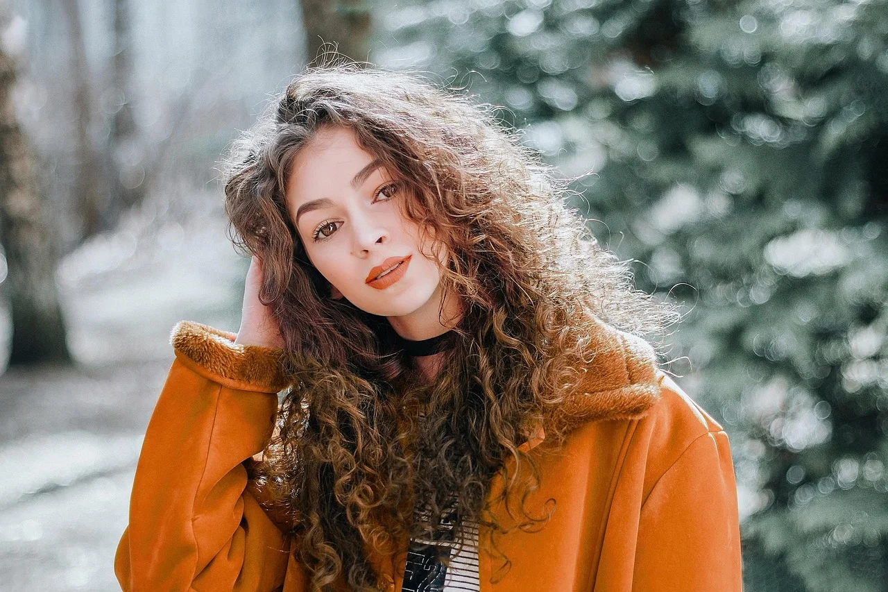 Lata 20 moda: jak wprowadzić retro glamour do współczesnej garderoby